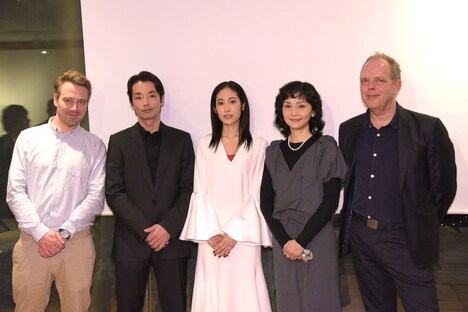 左からダニエル・デンシック、森山未來、阿部純子、南果歩、マイケル・ハスランド。