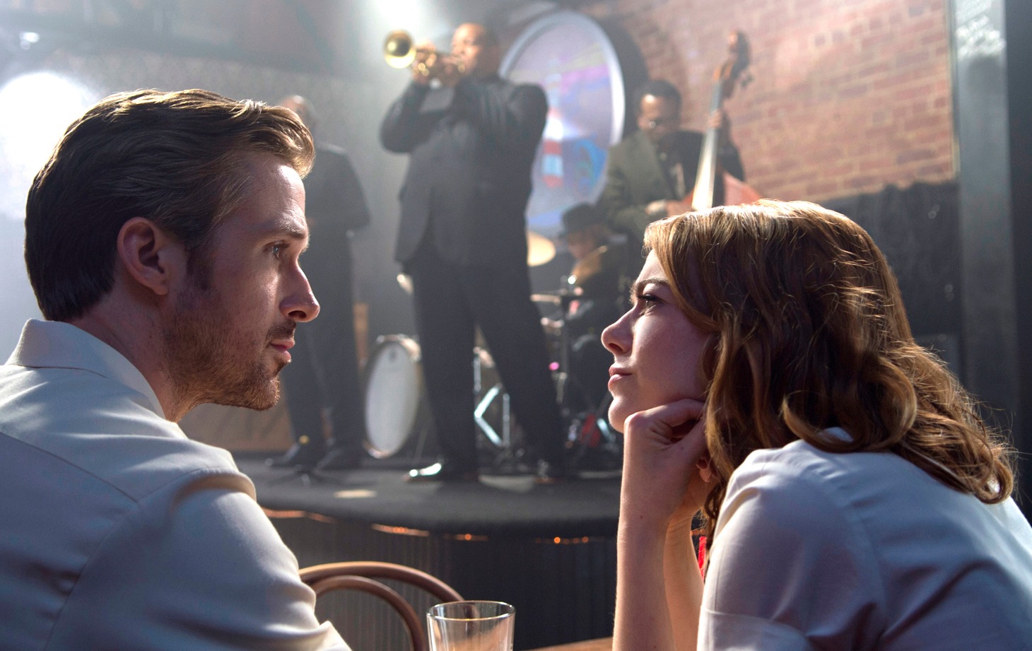 「ラ・ラ・ランド」 (c)2017 Summit Entertainment, LLC. All Rights Reserved. Photo credit: EW0001: Sebastian (Ryan Gosling) and Mia (Emma Stone) in LA LA LAND. Photo courtesy of Lionsgate.