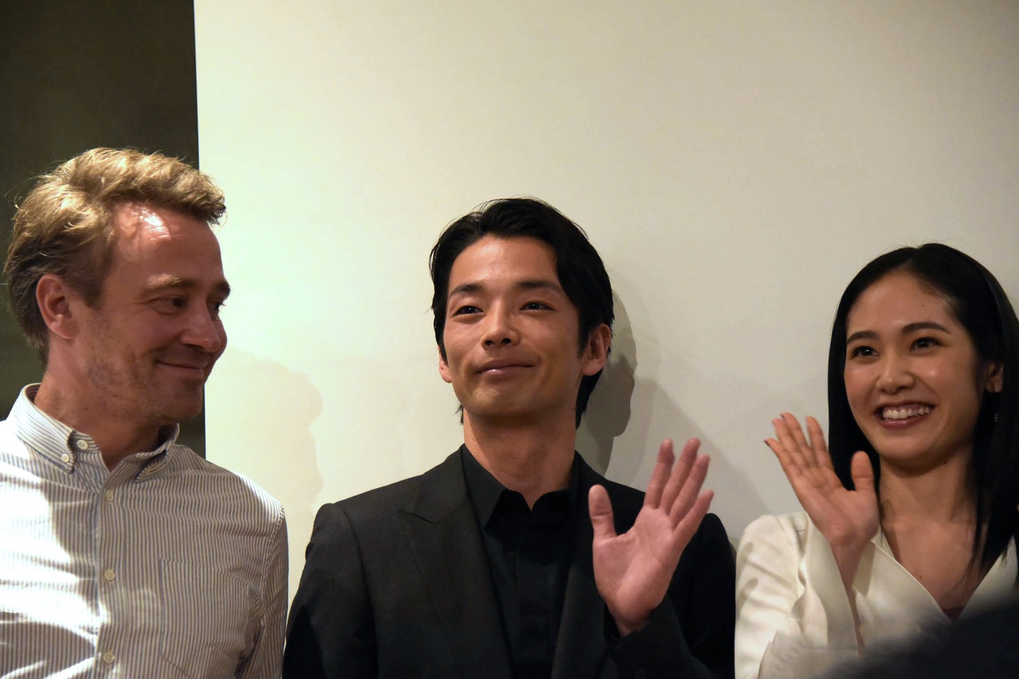 左からダニエル・デンシック、森山未來、阿部純子。