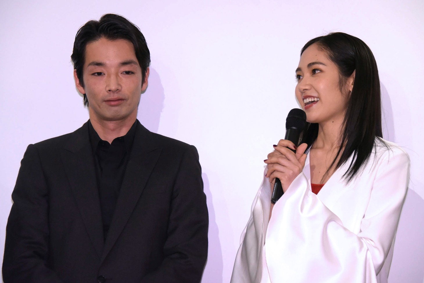 左から森山未來、阿部純子。