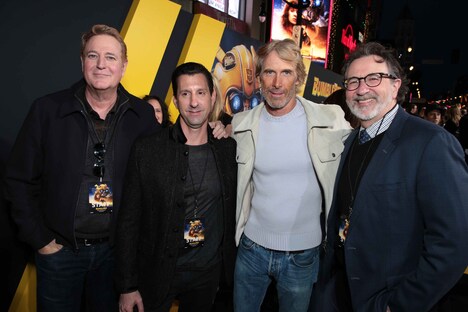 マイケル・ベイ(左から3番目)。