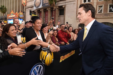 ファンと触れ合うジョン・シナ。