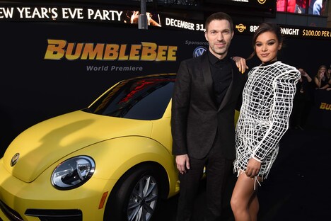 左からトラヴィス・ナイト、ヘイリー・スタインフェルド。