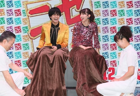 足つぼマッサージを受ける中島健人、中条あやみ。