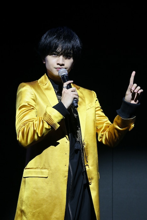 東山紀之のマネをする中島健人。