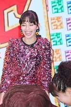 足つぼマッサージを受ける中条あやみ。