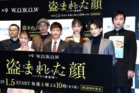 「連続ドラマW 盗まれた顔 ～ミアタリ捜査班～」完成披露試写会の様子。手前左から内田理央、玉木宏、町田啓太。奥左から武正晴、渋川清彦。伊藤歩、羽田圭介。