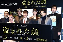 「連続ドラマW 盗まれた顔 ～ミアタリ捜査班～」完成披露試写会の様子。手前左から内田理央、玉木宏、町田啓太。奥左から武正晴、渋川清彦。伊藤歩、羽田圭介。