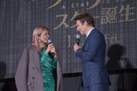 薄着のローラ（右）を心配して、コートを貸したブラッドリー・クーパー（右）。