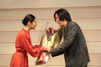 イ・チャンドン（右）に花束を渡す吉田羊（左）。