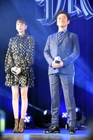 左から山本美月、石丸幹二。