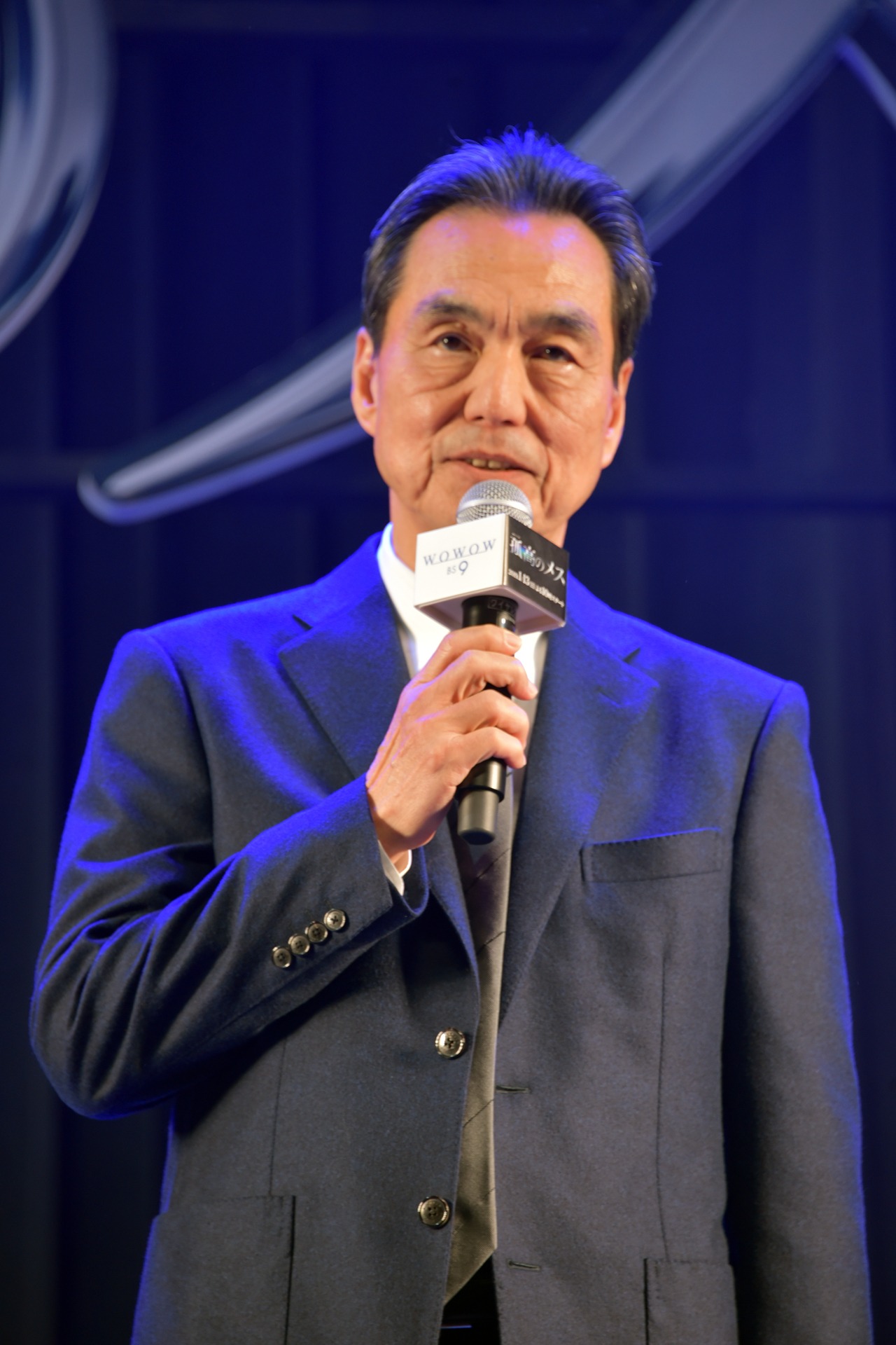 長塚京三