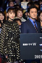 左から山本美月、石丸幹二。