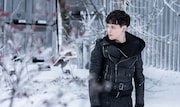 「蜘蛛の巣を払う女」より、クレア・フォイ演じるリスベット・サランデル。