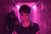 「蜘蛛の巣を払う女」より、クレア・フォイ演じるリスベット・サランデル。