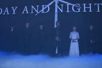 スモークが焚かれた会場に姿を現す登壇者たち。