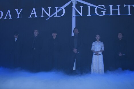 スモークが焚かれた会場に姿を現す登壇者たち。