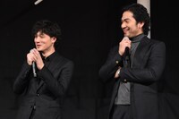 阿部進之介（右）の印象を語る安藤政信（左）。