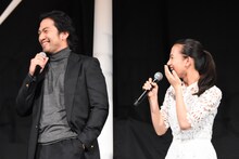 左から阿部進之介、清原果耶。