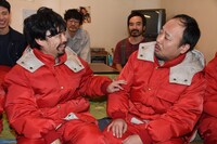 手前左から浜野謙太、マキタスポーツ。