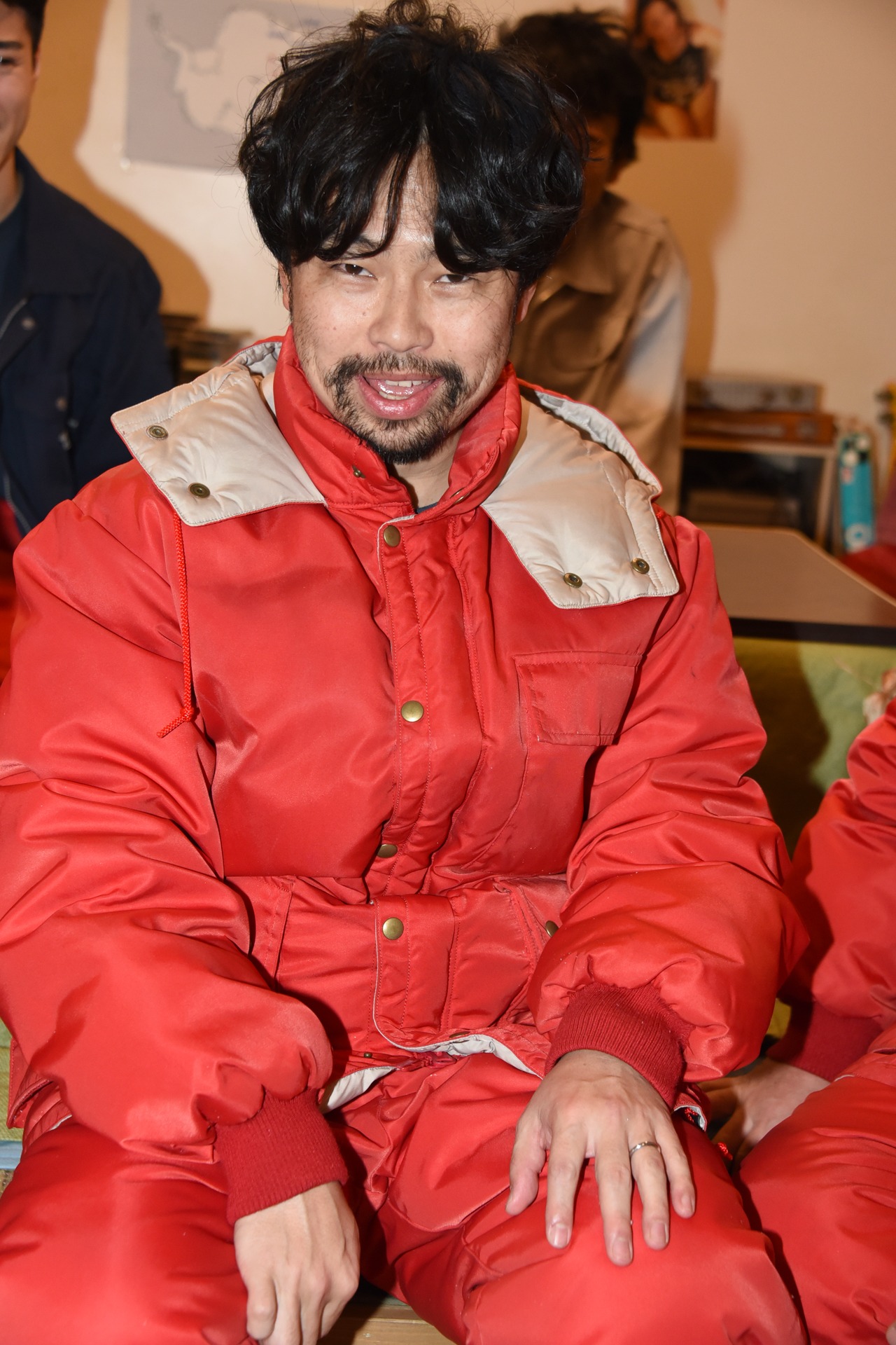 マキタスポーツに「綾野剛！」と言われ、顔を似せる浜野謙太。