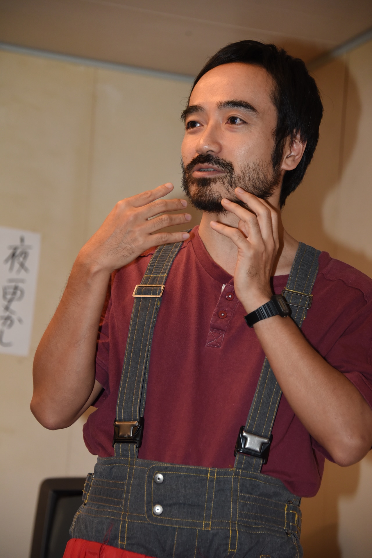 「このひげが仕事に支障をきたしてる」と説明する岩崎う大。