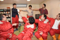 「南極に1人だけ共演者を連れて行くなら誰を選ぶか」という質問に対し、一斉に連れて行きたい共演者を指差すさま。