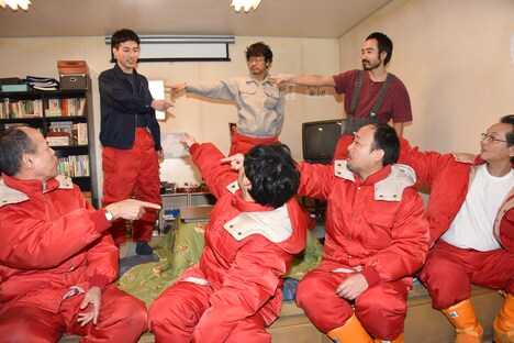 「南極に1人だけ共演者を連れて行くなら誰を選ぶか」という質問に対し、一斉に連れて行きたい共演者を指差すさま。