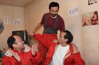 記者会見中の様子。