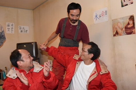 緋田康人（手前右）に「僕たちだけ誰からも選ばれてないですよ！」と伝える岩崎う大（奥）。