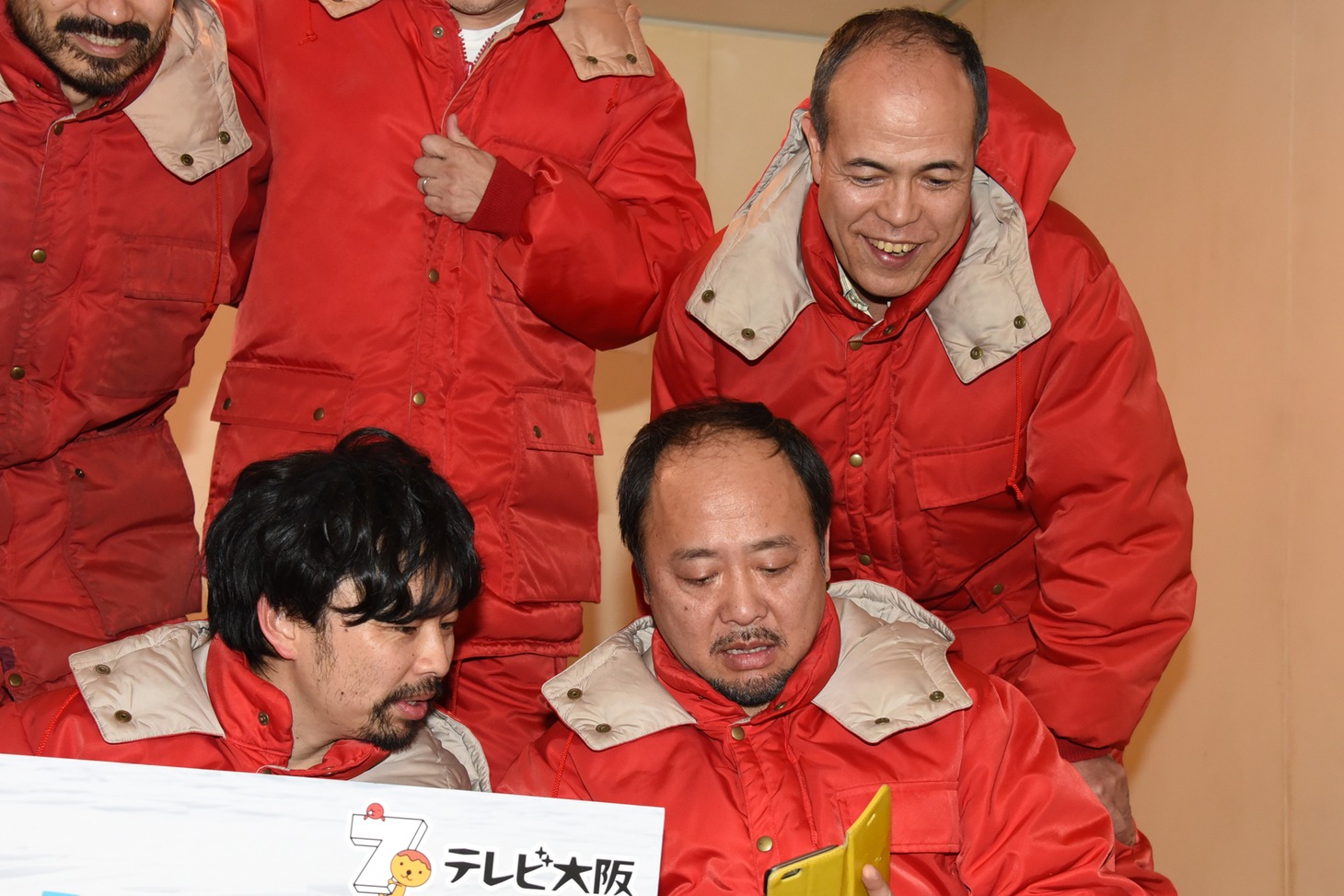 自撮りを確認する浜野謙太（手前左）、マキタスポーツ（手前右）、田中要次（奥右）。
