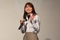 客席に手を振るチェ・スヨン。