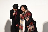 田中俊介（左）の腕を抱きしめるよしもとばなな（右）。