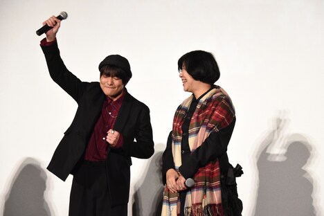 よしもとばなな（右）のスキンシップにガッツポーズを決める田中俊介（左）。