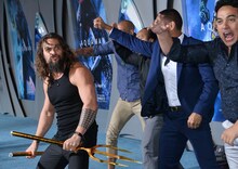 ジェイソン・モモア（左端）（写真提供：JIM RUYMEN / UPI / Newscom / ゼータ イメージ）