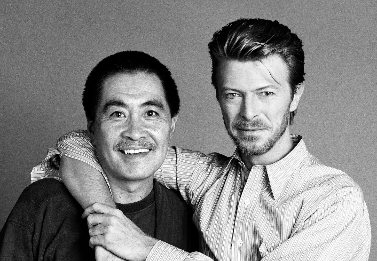 左から鋤田正義、デヴィッド・ボウイ。 (c)Mark Higashino