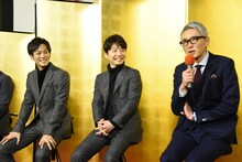 左から松坂桃李、星野源、松重豊。