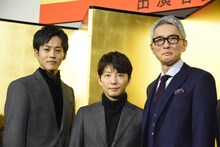 「いだてん ～東京オリムピック噺（ばなし）～」追加出演者発表記者会見の様子。左から松坂桃李、星野源、松重豊。