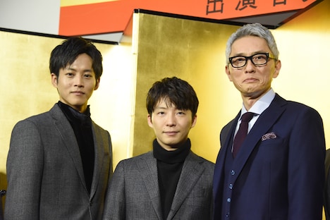 「いだてん ~東京オリムピック噺(ばなし)~」追加出演者発表記者会見の様子。左から松坂桃李、星野源、松重豊。