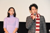左から杏、大泉洋。