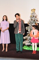 左から杏、大泉洋、横溝菜帆。