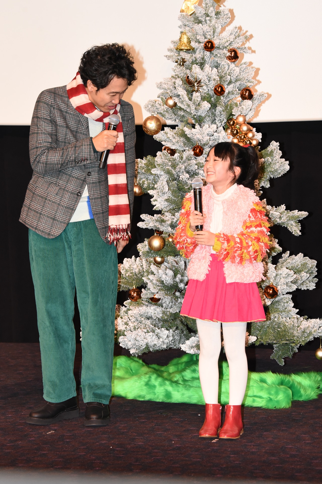 左から大泉洋、横溝菜帆。