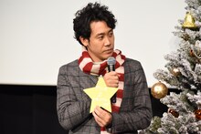 「グリンチ2」と書いたオーナメントを見せる大泉洋。