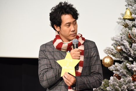 「グリンチ2」と書いたオーナメントを見せる大泉洋。