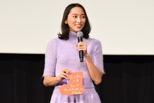「たくさん入るリュックサックがほしい」と書いたオーナメントを見せる杏。