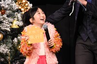 「家族で旅行」と書いたオーナメントを見せる横溝菜帆。