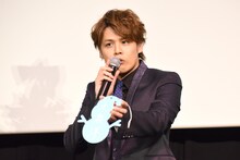 「大泉洋」と書いたオーナメントを見せる宮野真守。