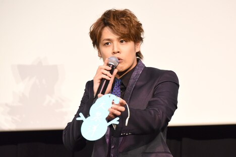 「大泉洋」と書いたオーナメントを見せる宮野真守。