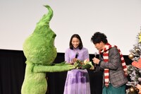 ベイビーグリンチ（左）から特製リースを受け取る大泉洋（右）。