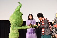 ベイビーグリンチ（左）から特製リースを受け取る大泉洋（右）。